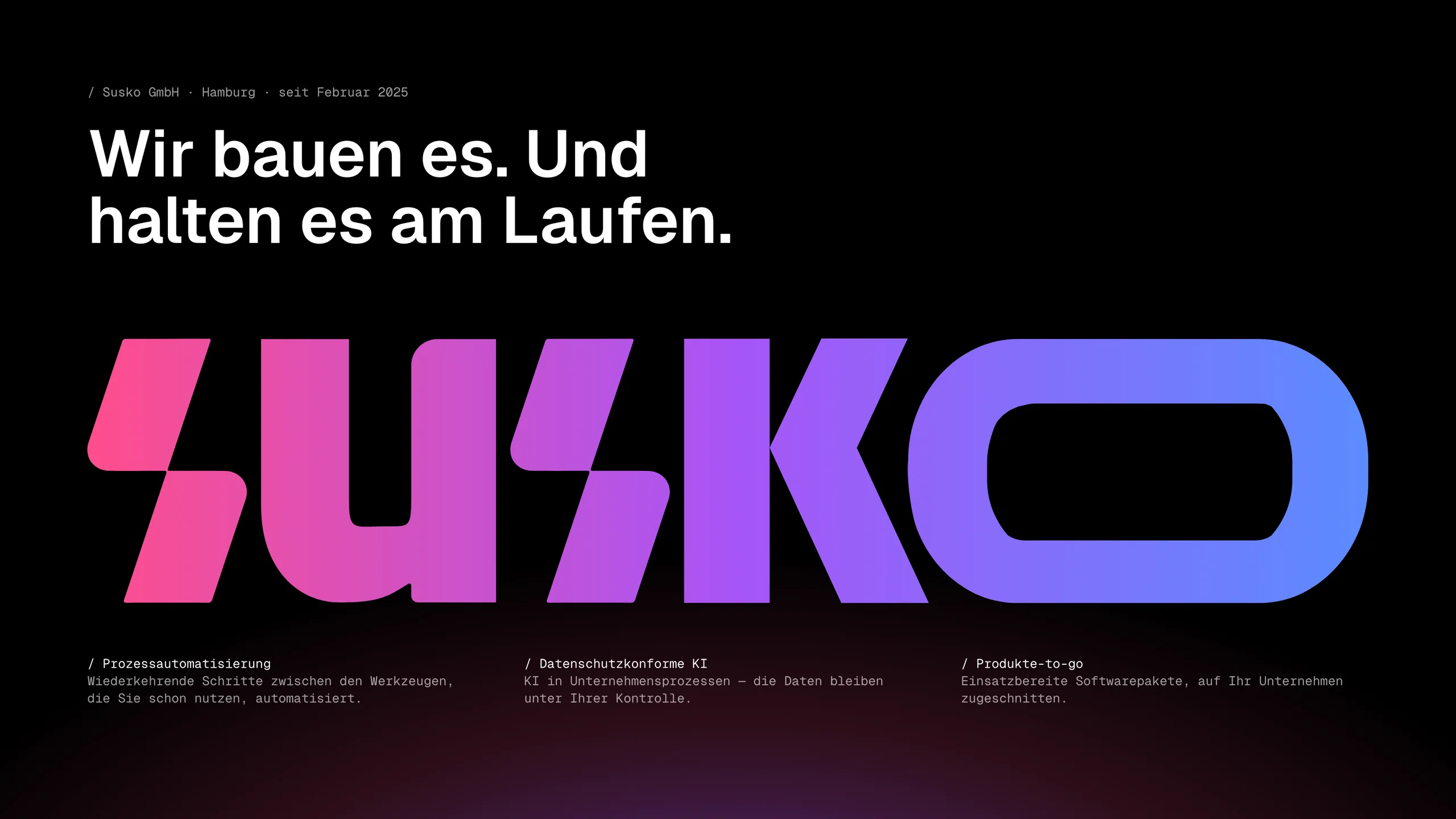 “Wir bauen es. Und halten es am Laufen.” above the SUSKO wordmark painted pink to purple to blue, with Susko’s three disciplines beneath: process automation, privacy-compliant AI and products-to-go.